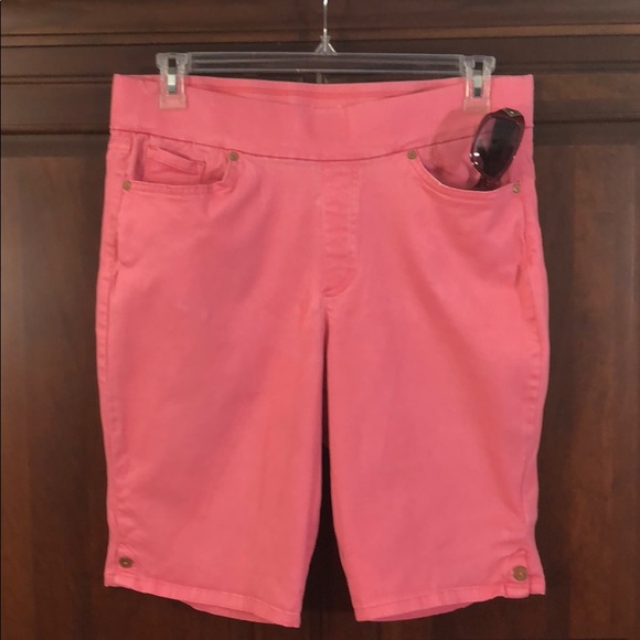 gloria vanderbilt all around slimming effect bermuda shorts